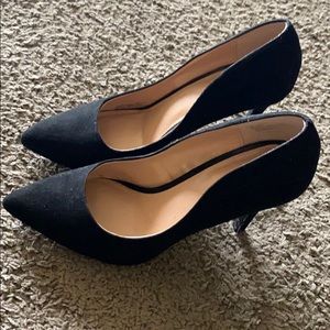 Abound black pump